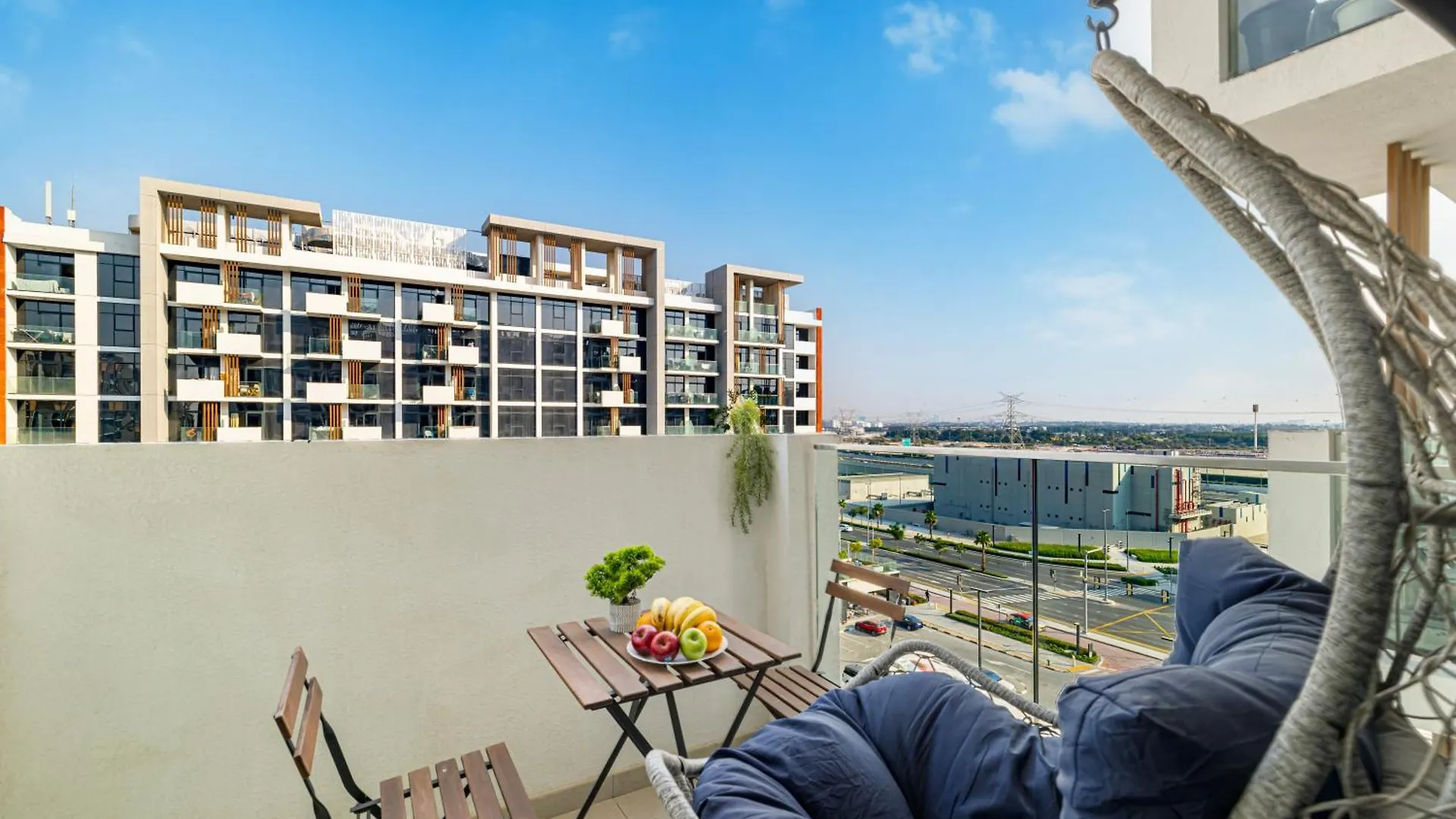 Stylish Bright Studio With Balcony & Cozy Escape Dubaj Apartament
