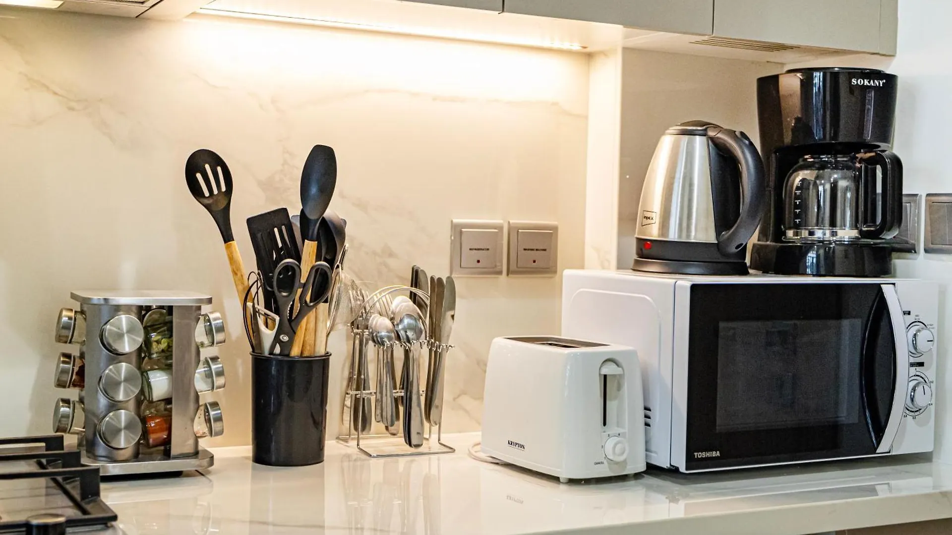 Stylish Bright Studio With Balcony & Cozy Escape Dubaj Apartament