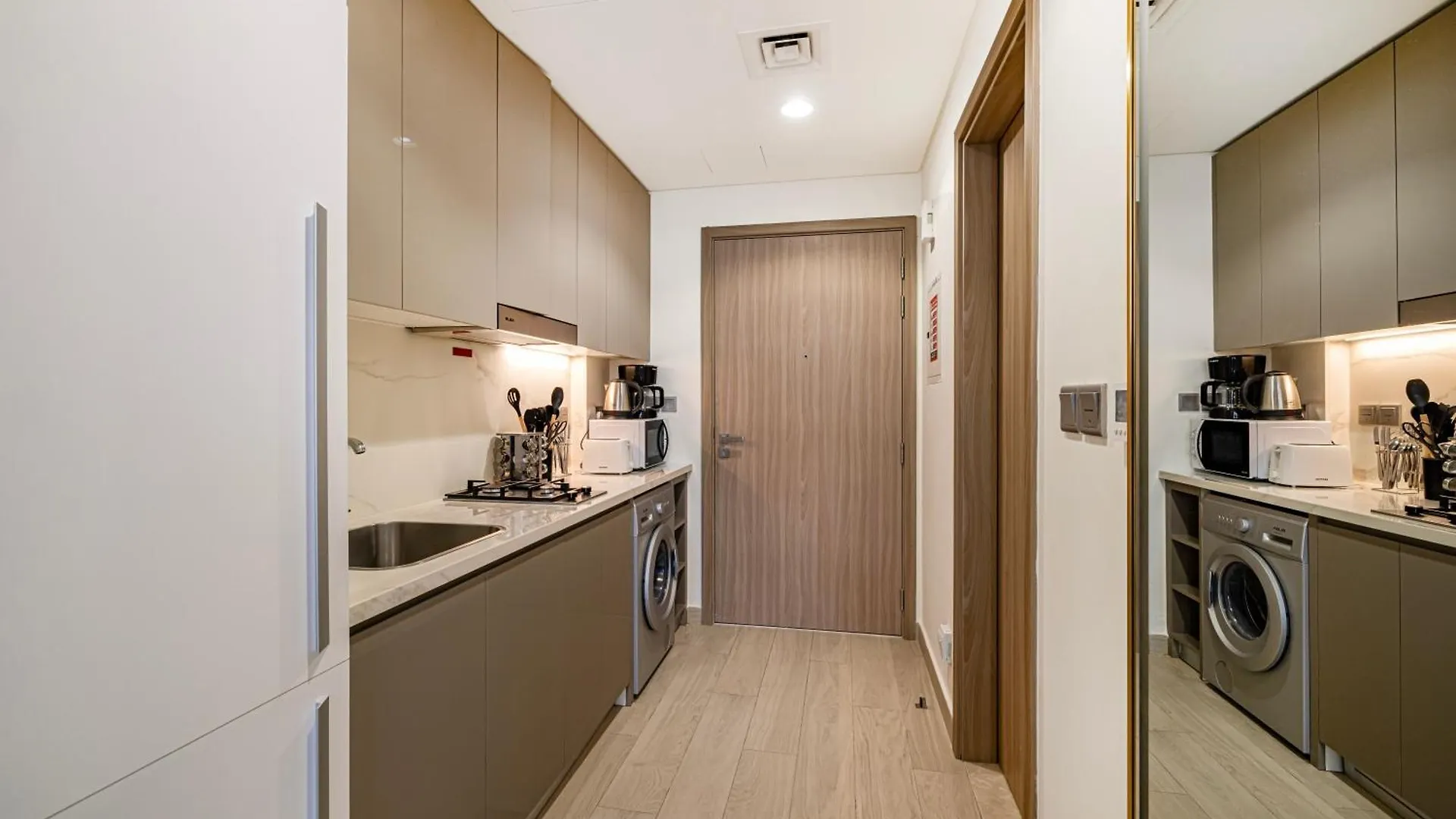 Apartament Stylish Bright Studio With Balcony & Cozy Escape Dubaj